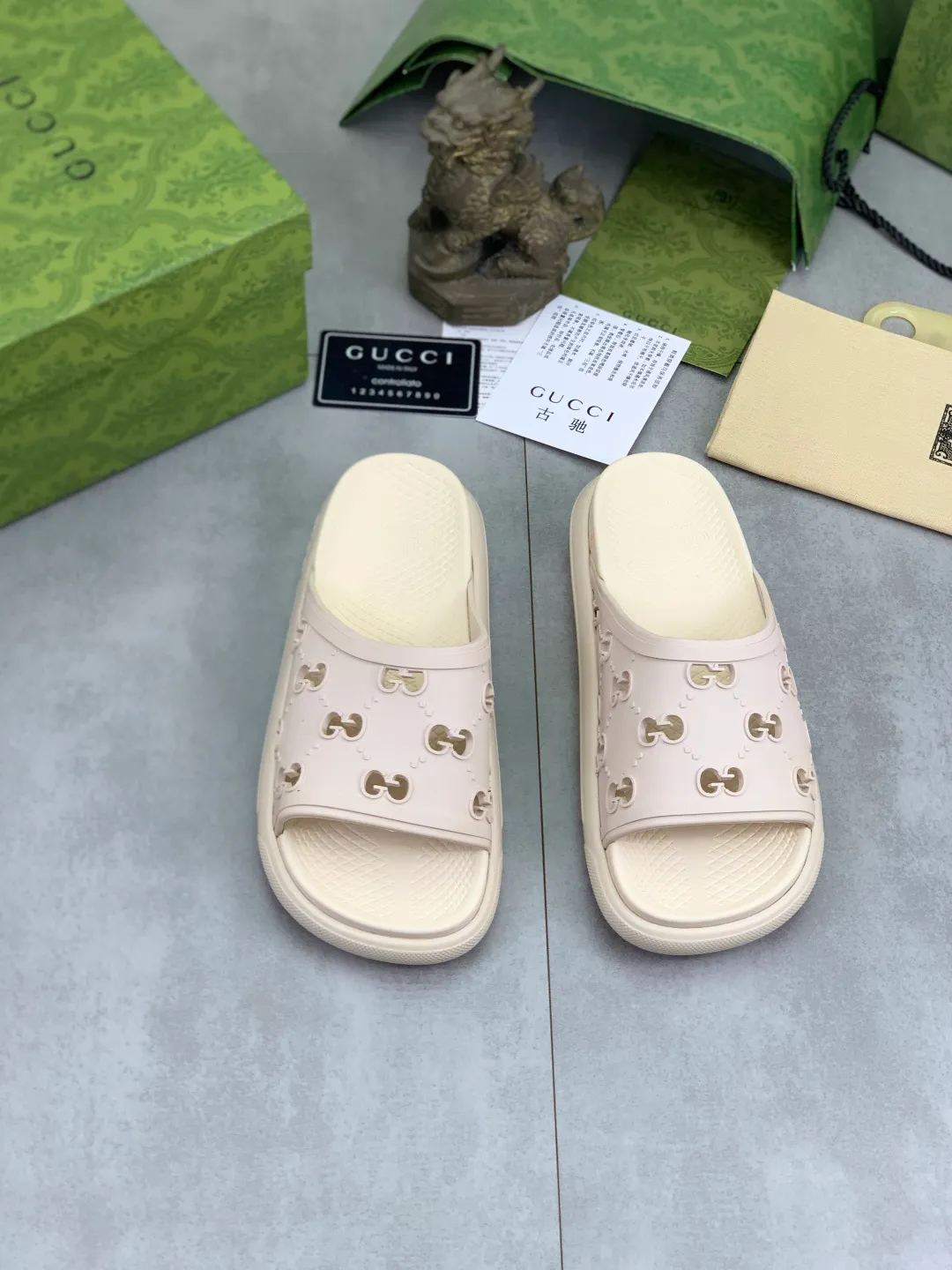 Men's Men's Shoes 💰P300💰[New Style] High Version 🎁🎁🎁 GUCCI New Year of the Snake casual slippers, original official website, perfect workmanship, transmitting a kind of noble luxury, sublimating its definition of luxury in Gucci's high-end extraordinary craftsmanship. Original Gucci double G combination outsole, code number: 35-46, complete package